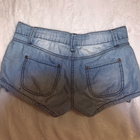 Flowy and loose booty shorts - Picture 2 of 3